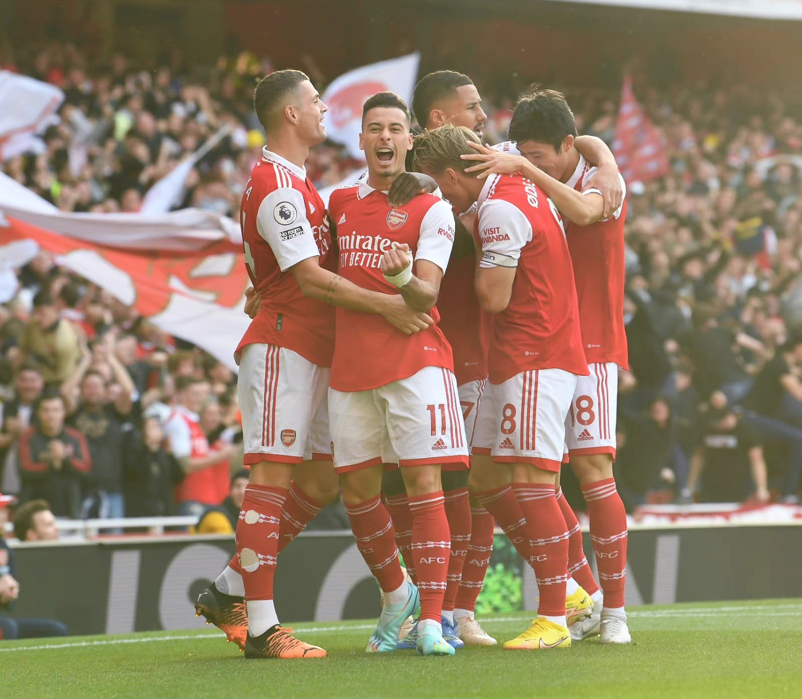 詹姆斯在利物浦比赛中重要助攻，重返赛场引发热议！观众掌声雷动的简单介绍