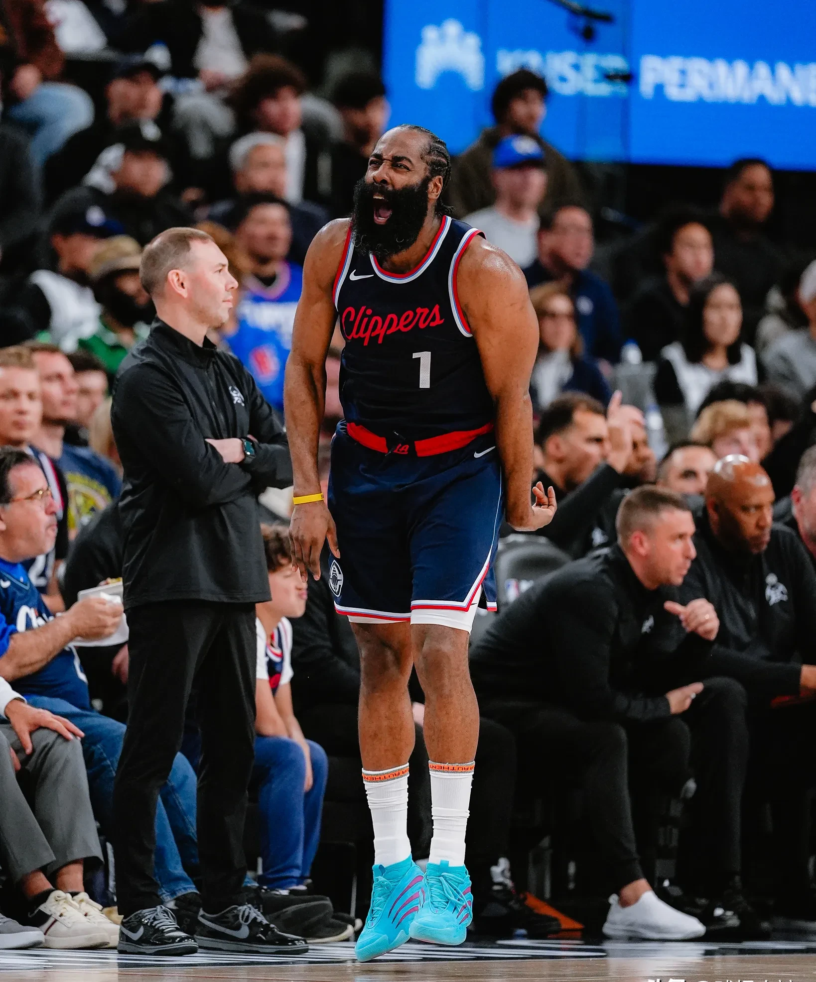 哈登重返赛场，爆冷首场状态出色，DWG观众沸腾！上演精彩一战