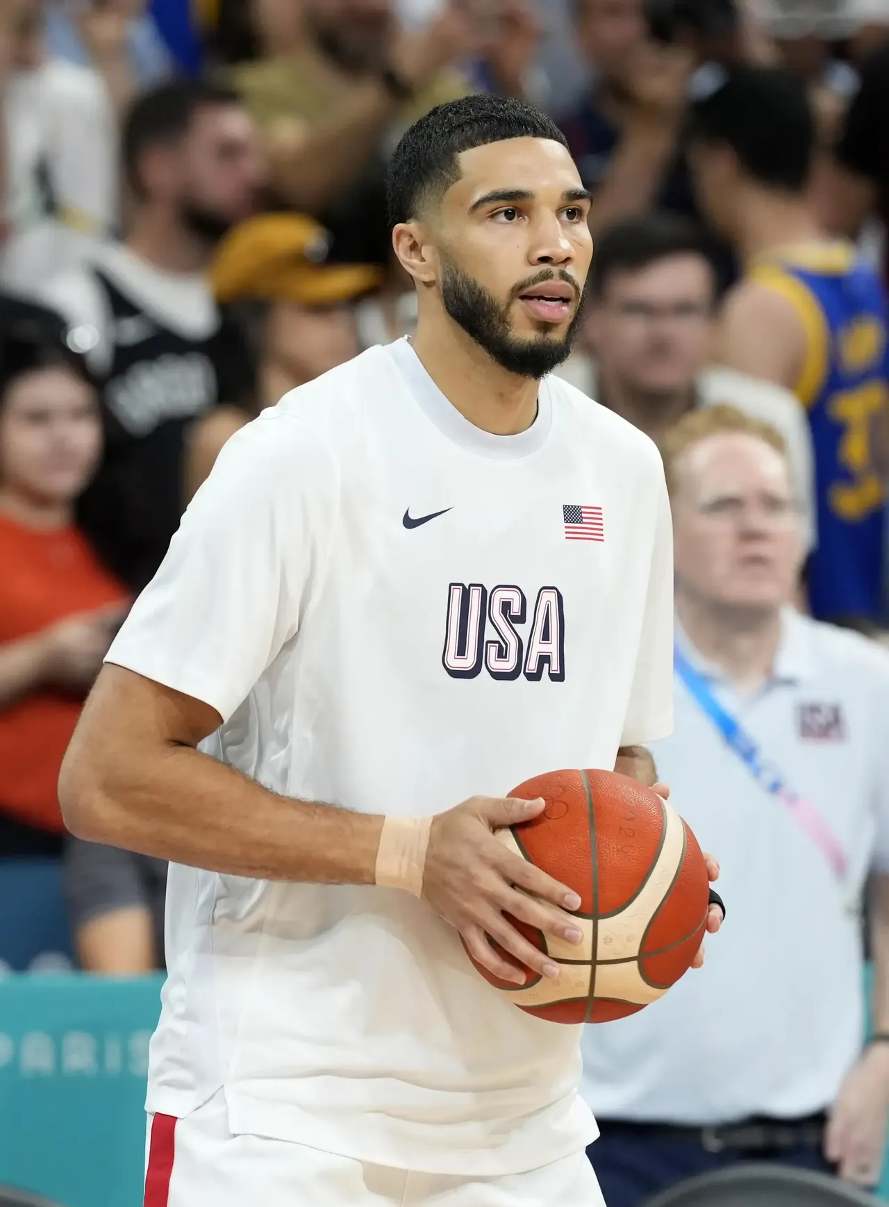 爱游戏-重返赛场引发热议！，塔图姆在FPX比赛中表现优异再创辉煌时刻