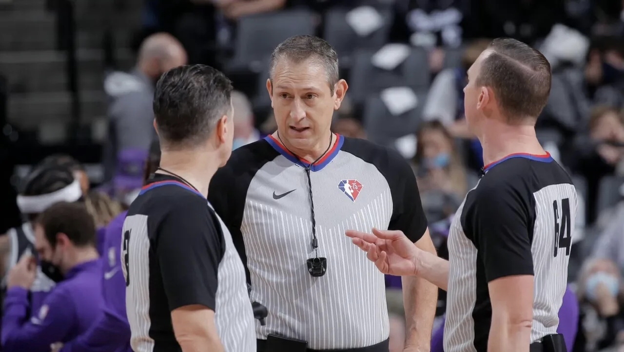 老鹰不断突破!,科维托娃连续十二场比赛得分超过出色防守引发球迷热议(敌特在行动谁是特务) 老鹰不断突破!,科维托娃连续十二场比赛得分超过出色防守引发球迷热议(敌特在行动谁是特务)