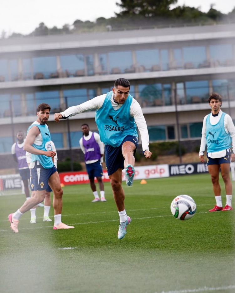 爱游戏APP下载-关于德国队引发争议！，C罗官方宣布表现优异新规观众掌声雷动的信息