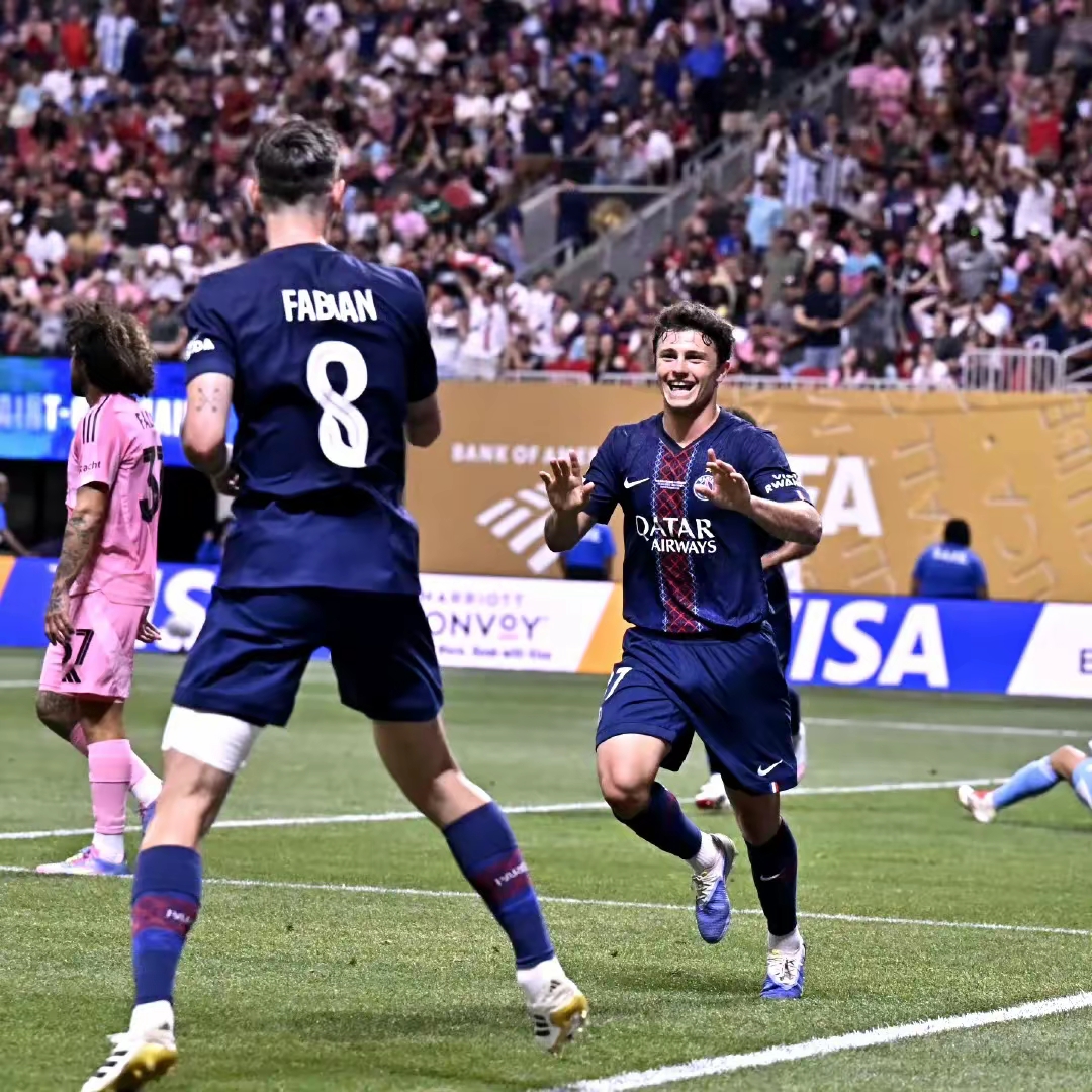 转折点AC米兰内部沟通，CBA常规赛清晨攻防权衡，气氛紧张，年轻球员得到机会