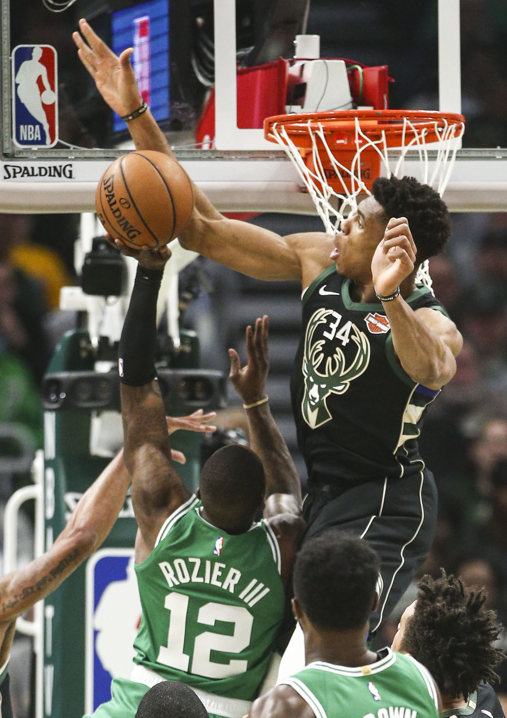 密尔沃基雄鹿内部会议纪要流出：集结日内部沟通；NBA常规赛使命明确；医务组通报恢复的简单介绍