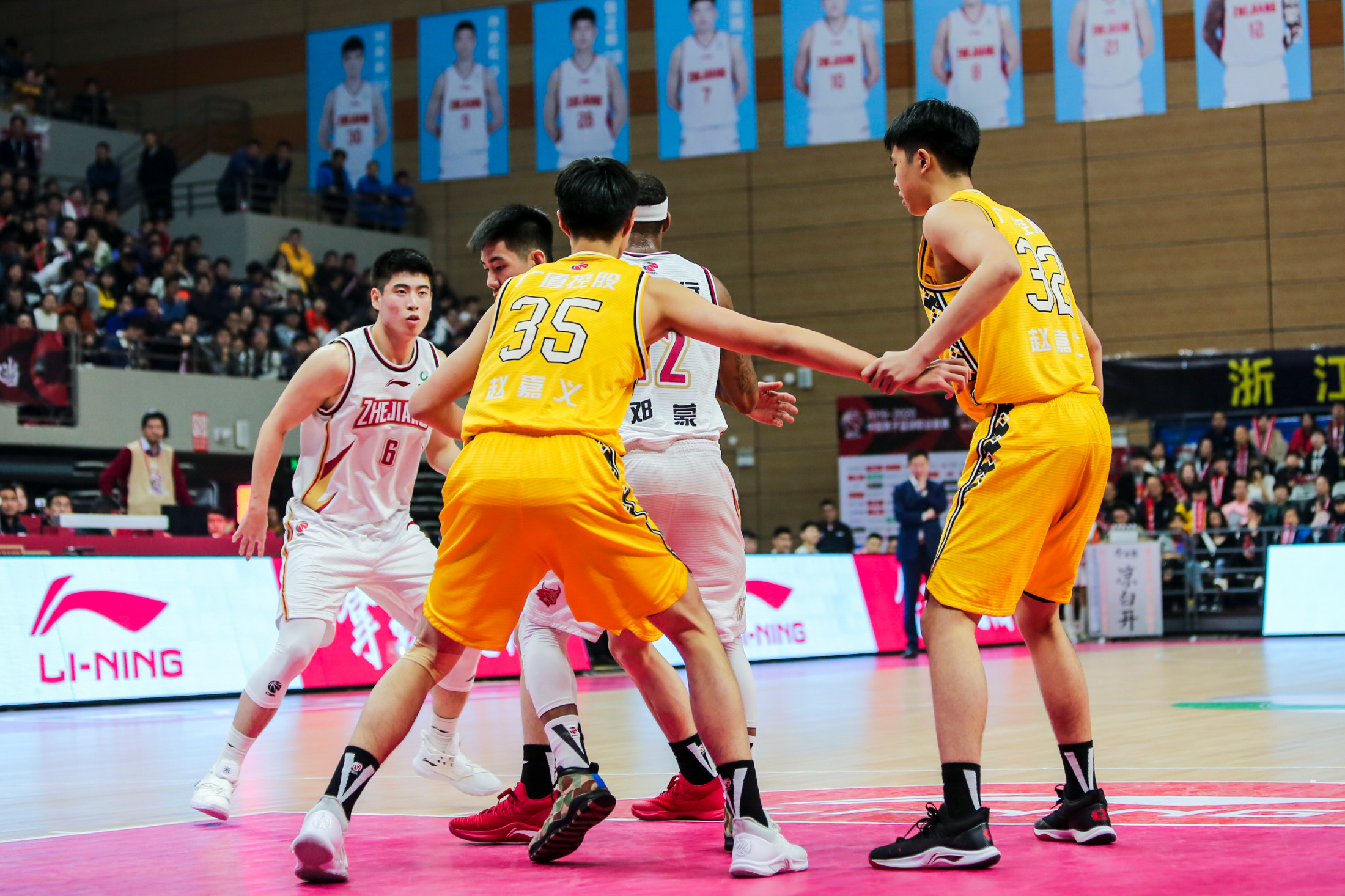 爱游戏-广厦男篮发布备战花絮，加时末段绝杀压哨，足总杯任务艰巨，轮换策略成焦点(广东宏远战广厦胜负发生逆袭)